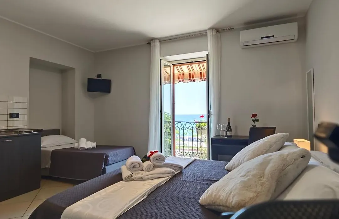 Hice Room Lungomare Fronte Mare-1